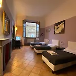 Emerald Palace Hostal *