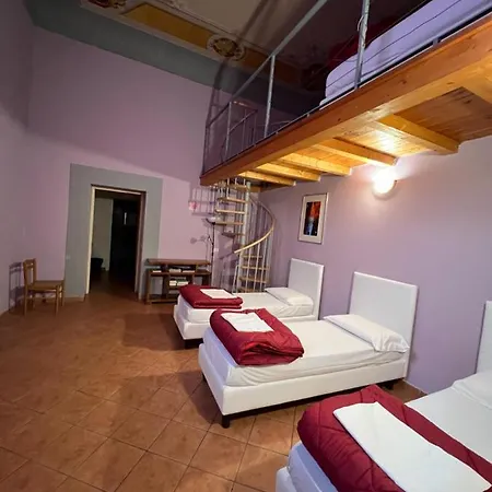 Vandrarhem Emerald Palace *