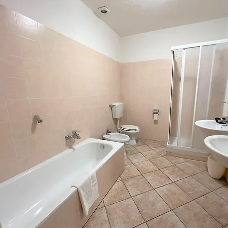 Vandrarhem Emerald Palace *