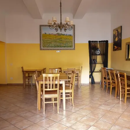 Vandrarhem Emerald Palace *